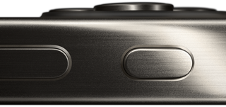 Seitenansicht eines iPhone 15 Pro, die das Design aus Titan, die Lautstärketaste und den Action Button zeigt