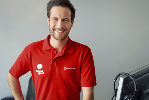 Ein junger Mann in einem roten Vodafone-T-Shirt