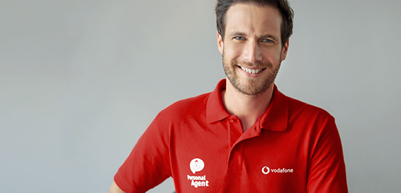 Ein junger Mann in einem roten Vodafone-T-Shirt