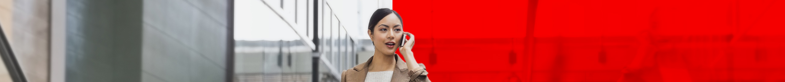 Business-Frau telefoniert im Ausland mit ihrem Smartphone und Vodafone-Vertrag.