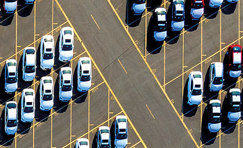 Parkplatz mit vielen Autos
