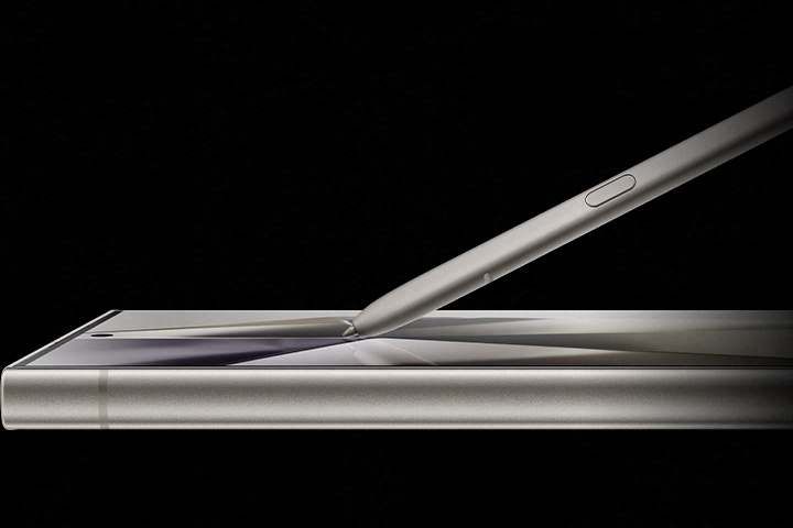 Ein S Pen schwebt ber dem Display eines Galaxy S24 Ultra.