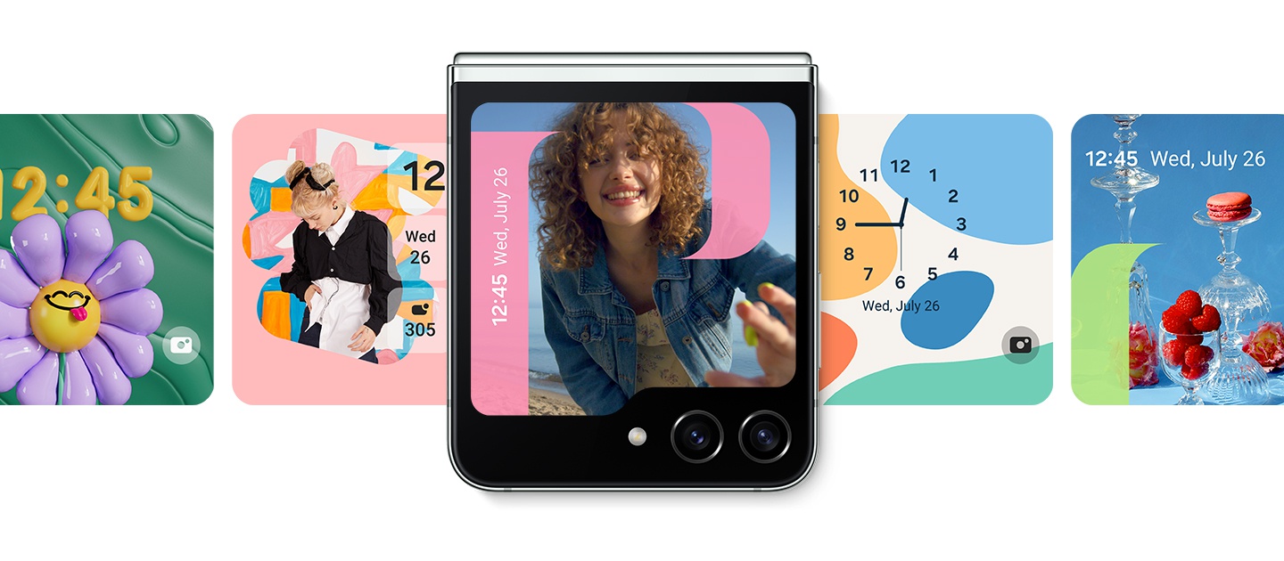Das Galaxy Z Flip5 zeigt die Oberflche der Frame Clock mit dem Foto einer lchelnden Frau und einer Digitaluhr. Andere benutzerdefinierte Ziffernbltter erscheinen auf beiden Seiten des Gerts.