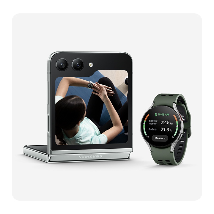 Ein Galaxy Z Flip5 im Flex Modus und vom Frontdisplay aus gesehen. Das Frontdisplay zeigt eine Fotovorschau mit einer Frau, die Yoga macht. Neben dem Gert befindet sich die Galaxy Watch6, auf deren Display Messungen der Krperzusammensetzung von Samsung Health angezeigt werden.