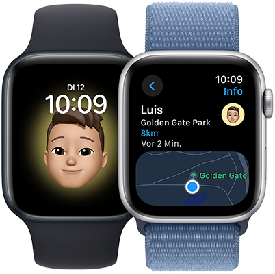 Zwei Apple Watch SE Modelle. Eines zeigt ein Hintergrundbild mit dem Memoji des Benutzers. Das andere zeigt ein Karten App Display mit dem Standort desselben Benutzers.