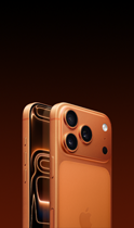 iPhone 17 Pro, Farbe Cosmic Orange, schrge Rckansicht, Pro Fusion Kamera-System in der Plattform oben, Taste fr die Kamerasteuerung, Vorderseite mit All-Screen Design, Actiontaste und Lautstrketasten