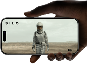 Eine Hand hlt ein iPhone 17 Pro, Silber, horizontal, Video wird auf All-Screen Display wiedergegeben und zeigt damit die Batterielaufzeit