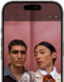iPhone 17 Pro Vorderseite, Display zeigt das Automatische Ausrichtung fr Fotos Feature und wie eine Gruppe von Personen ein Selfie macht, whrend ihre Gesichter hervorgehoben sind