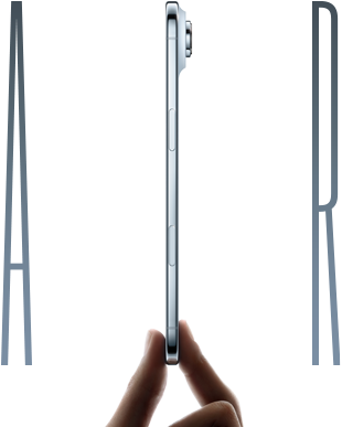 Ein iPhone Air wird zwischen Daumen und Zeigefinger gehalten, Seitenansicht, Farbe Himmelblau, sehr dnnes Profil, Fusion Kamera-System, Tasten: Seite, Kamerasteuerung