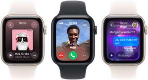 Drei Apple Watch Gerte nebeneinander, eines zeigt die Apple Music App, eines einen eingehenden Telefonanruf und eines eine iMessage Konversation