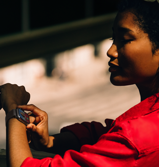 Eine Person empfngt einen eingehenden Telefonanruf auf ihrer Apple Watch Series 11