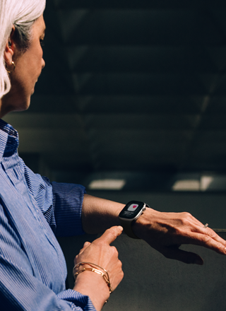 Eine Person liest die Mitteilung: Mglicher Bluthochdruck auf ihrer Apple Watch Series 11