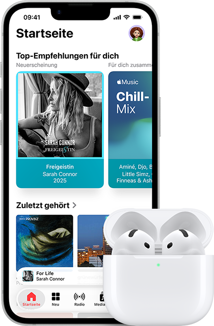 iPhone 17e, Vorderseite, Apple Music App mit ge�ffnetem Homescreen, neben AirPods Pro 3 im ge�ffneten MagSafe Ladecase