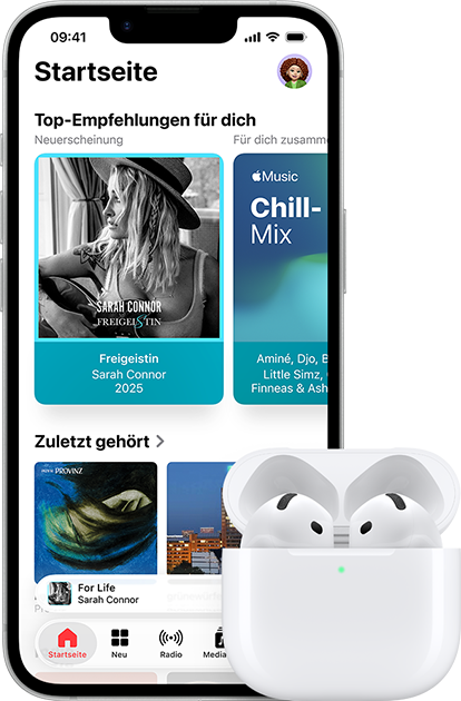 iPhone 17e, Vorderseite, Apple Music App mit ge�ffnetem Homescreen, neben AirPods Pro 3 im ge�ffneten MagSafe Ladecase