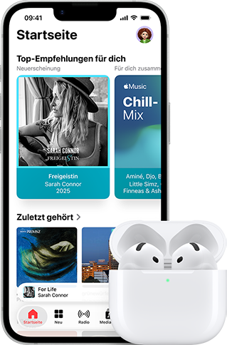 iPhone 17e, Vorderseite, Apple Music App mit ge�ffnetem Homescreen, neben AirPods Pro 3 im ge�ffneten MagSafe Ladecase