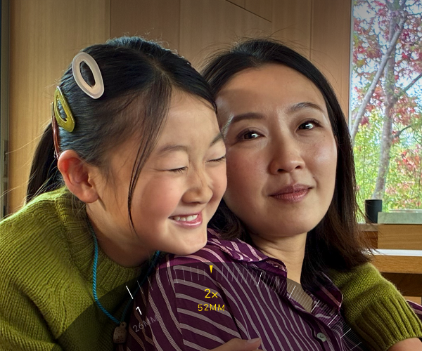 Der 2x Tele-Zoom Modus wird verwendet, um auf einen mit B�umen und Pflanzen bedeckten Berg einzuzoomen