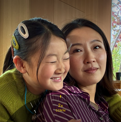 Der 2x Tele-Zoom Modus wird verwendet, um auf einen mit B�umen und Pflanzen bedeckten Berg einzuzoomen