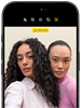 iPhone 18 Pro, Schwarz, Vorderseite, zwei Models posieren f�r die Kamera, die Center Stage Frontkamera wird gezeigt