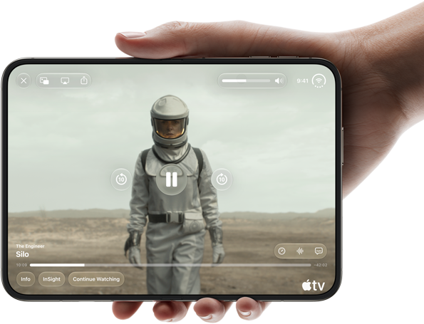 iPhone Duo, in einer Hand gehalten, im Querformat geöffnet, komplett ausgeklappt, das Display zeigt die Apple TV Serie