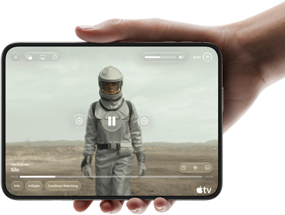 iPhone Duo, in einer Hand gehalten, im Querformat geöffnet, komplett ausgeklappt, das Display zeigt die Apple TV Serie