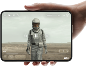 iPhone Duo, in einer Hand gehalten, im Querformat geöffnet, komplett ausgeklappt, das Display zeigt die Apple TV Serie