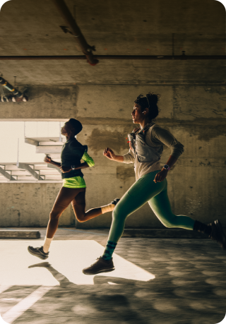 Eine Gruppe von Menschen l�uft durch eine Stadt und tr�gt dabei eine Apple Watch Series 12