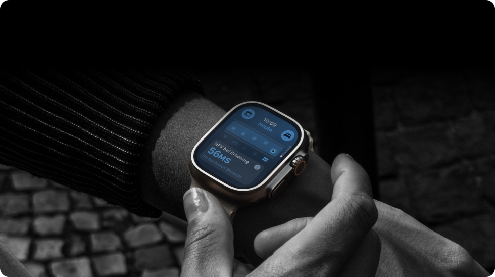 Person mit Apple Watch Ultra 4 am Handgelenk, Tageswerte für Vitalzeichen leicht abweichend
