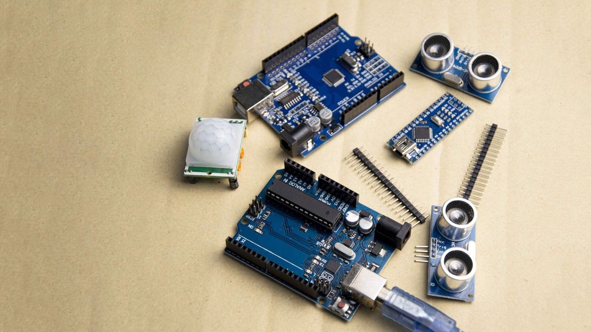 Kleine blaue Computerplatinen liegen nebeneinander, darauf sind verschiedene Anschlüsse und Sensoren zu sehen.