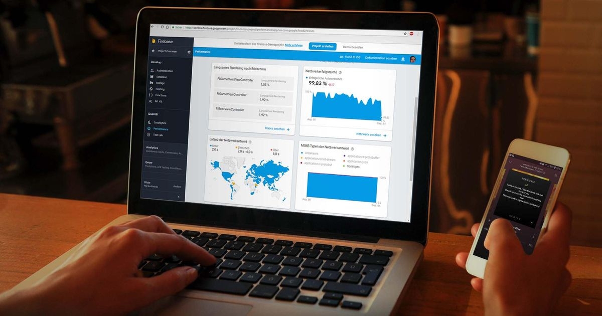 Ein Laptop, auf dem jemand die Google-Firebase-Entwicklungsplattform bedient. Rechts daneben hält dieselbe Person ein Smartphone in der Hand, auf dem eine App mit Songtexten läuft.
