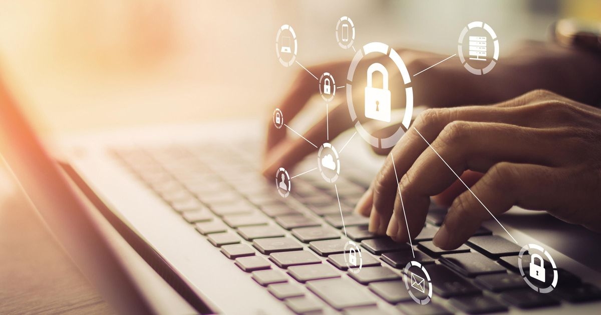 Schaubild mit Laptop und Verschlüsselungssymbolen