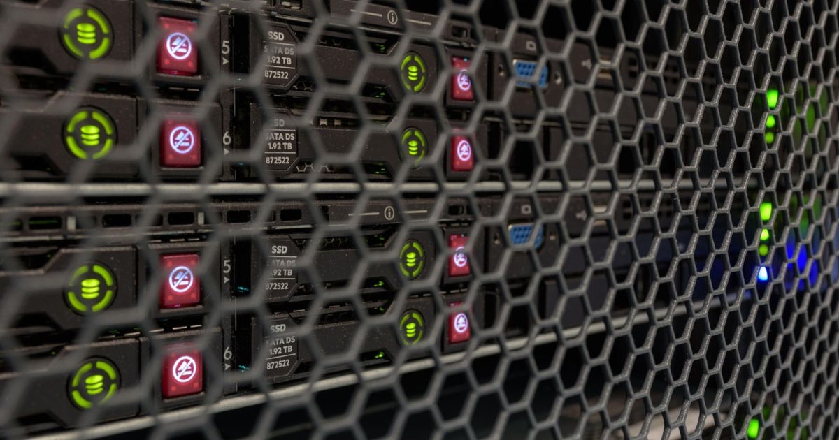Speicherkomponenten hinter einem Gitter im Cloud-Rackspace