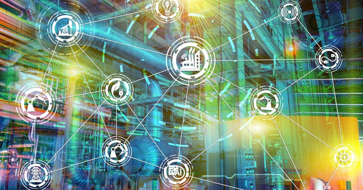 Vor dem Hintergrund einer Industrieanlage zeigt das Bild verschiedene Symbole für Werkshallen, Stromnetze, Funkmasten und Weiteres.