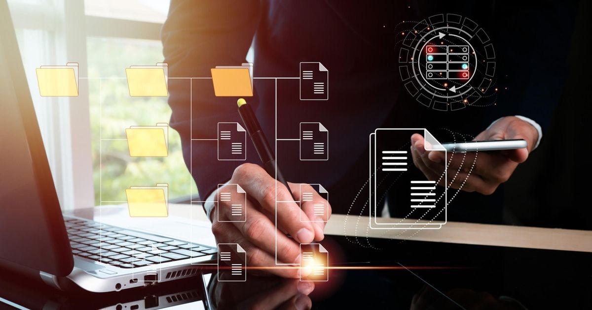 Geschäftsmann nutzt verschiedene Geräte in der Oracle Cloud