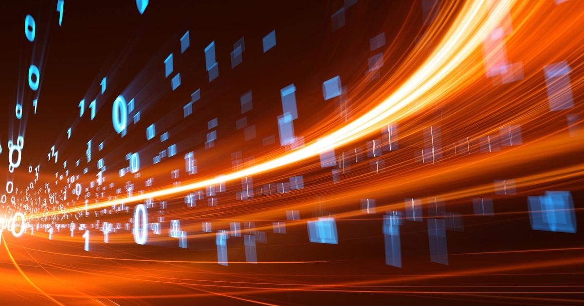 SD-WAN in Unternehmen Digitale orange Streifen sowie schwebende digitale Zahlen 0 und 1