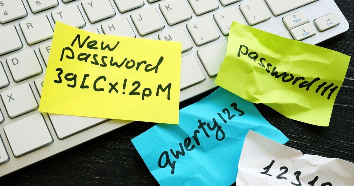 Haftnotizen mit Passwörtern auf einer Tastatur