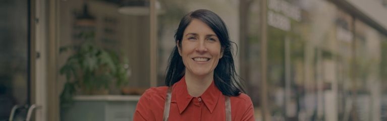 Frau mit Schürze und rotem Hemd