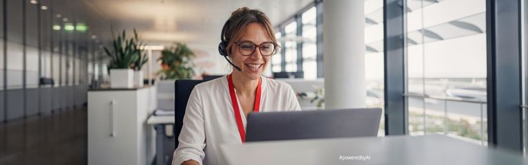 Frau mit Headset im Büro