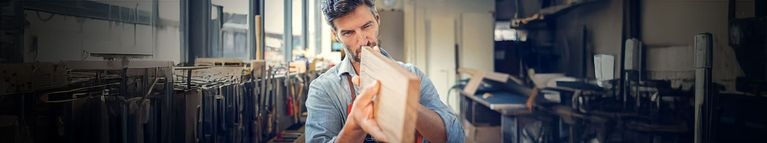 Mann in einer Holzwerkstatt