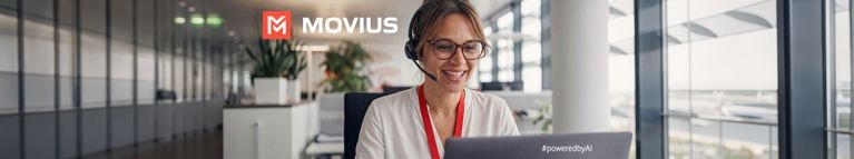 Frau mit Headset am Computer