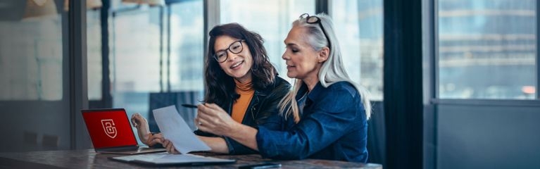 Zwei Frauen erarbeiten gemeinsam etwas im Büro