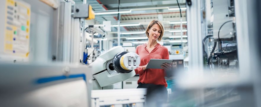Frau mit Tablet und Roboter