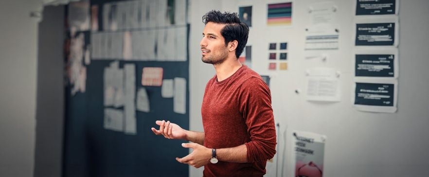 Mann mit rotem Shirt macht einen KI-Workshop für Unternehmen