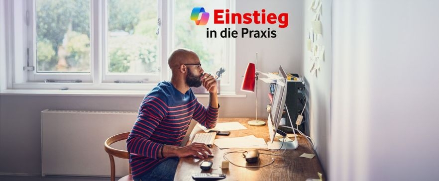 Person arbeitet an einem Schreibtisch vor einem Computer in einer hellen Büroumgebung mit Fenster. Oben rechts sind das Copilot-Logo sowie der Schriftzug „Einstieg in die Praxis“ zu sehen.