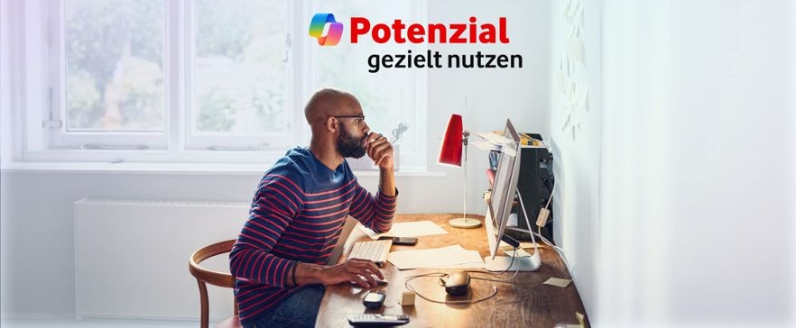 Person arbeitet an einem Schreibtisch vor einem Computer in einer hellen Büroumgebung mit Fenster. Oben rechts sind das Copilot-Logo sowie der Schriftzug „Potenzial gezioelt nutzen“ zu sehen.