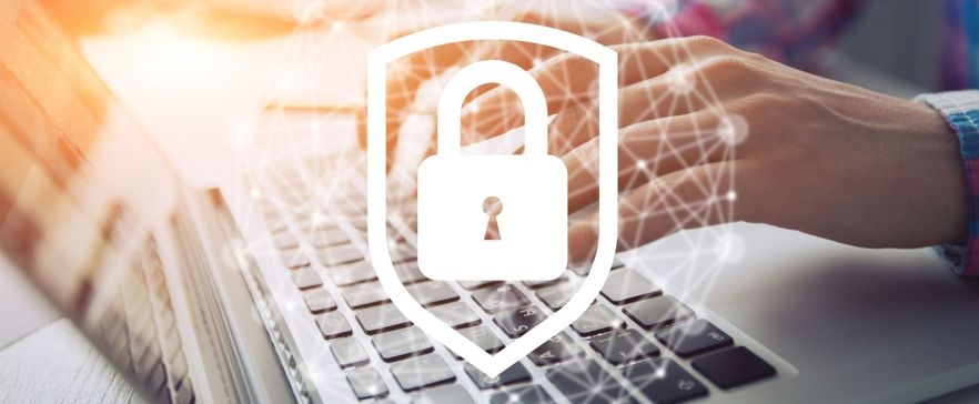 Tastatur eines Laptops mit darüber eingeblendeten Sicherheitssymbolen und Netzwerkgrafiken. Im Vordergrund ist ein Schild mit Vorhängeschloss als Symbol für IT-Sicherheit, Datenschutz und Schutz vor Schadsoftware zu sehen.