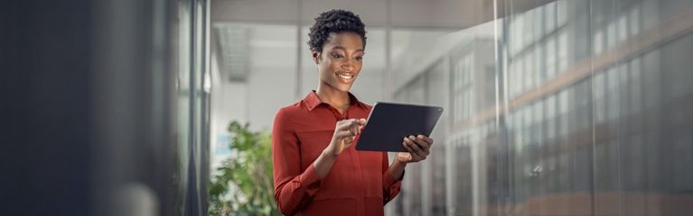 Frau mit Tablet im Büro