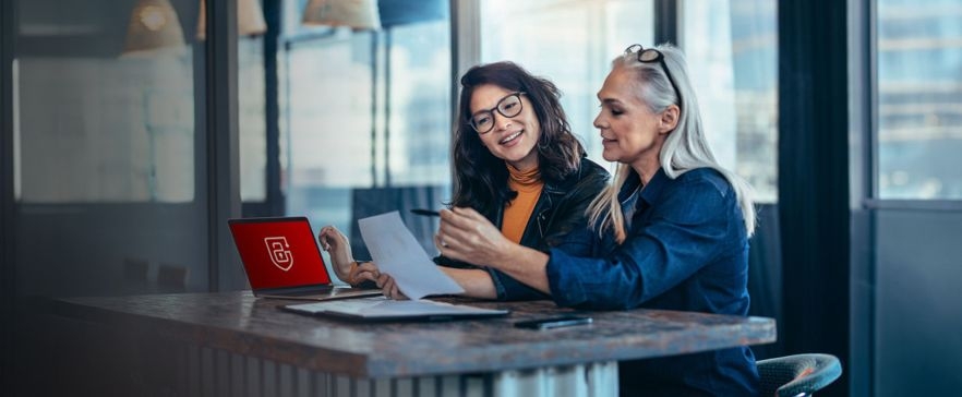Zwei Frauen arbeiten gemeinsam