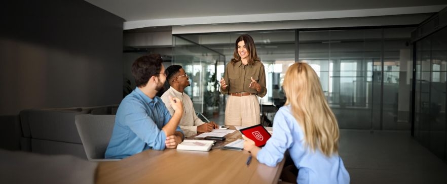 Zwei Männer und zwei Frauen haben ein gemeinsames Meeting