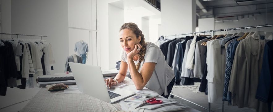 Frau arbeitet am Laptop