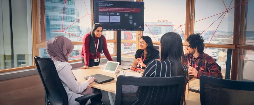 5 Personen im Meeting